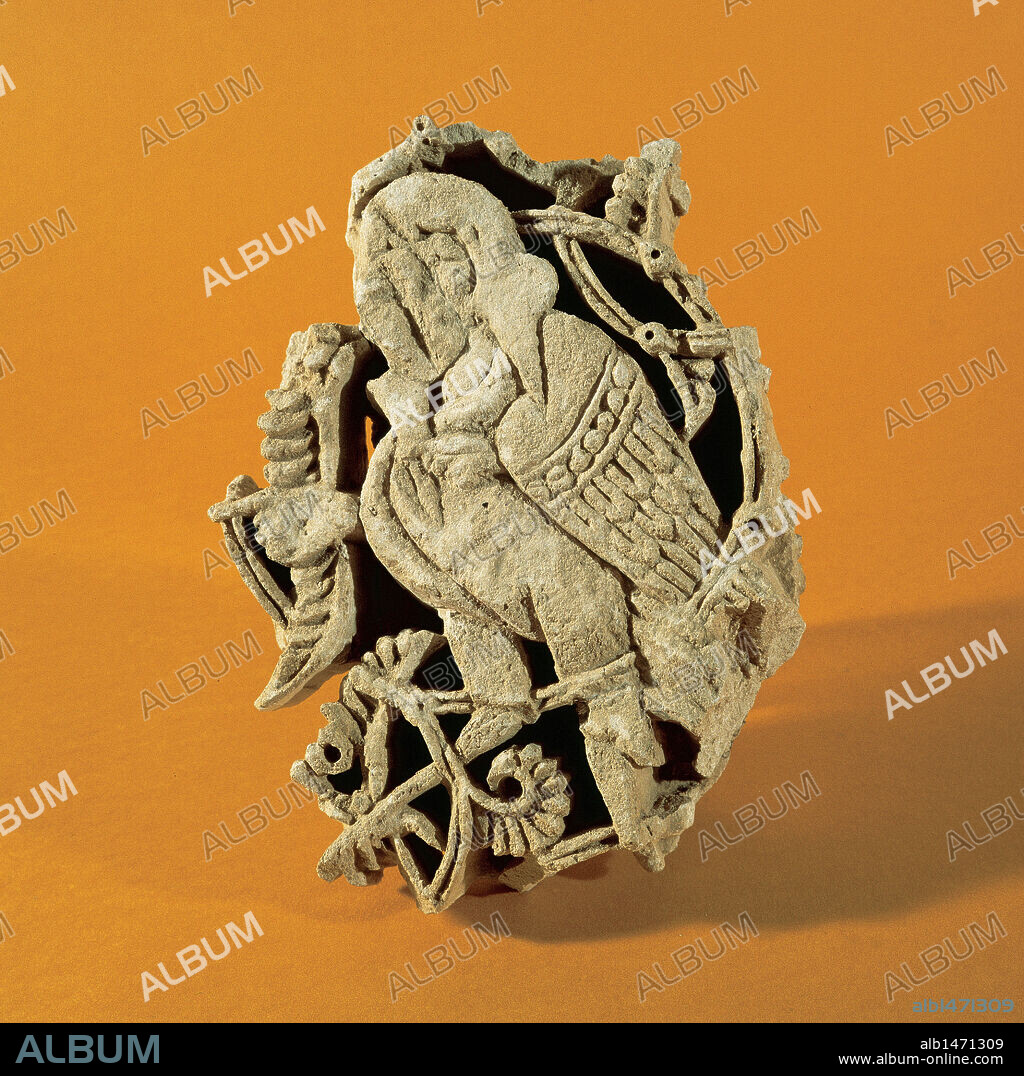 ARTE ISLAMICO. ESPAÑA S. XI. Fragmento de yesería perteneciente al palacio de Yusuf Al-Muzaffares (1045-1082), gobernador de la Suda de Balaguer. "ARPIA" (Ave fabulosa, cruel con rostro de mujer) Museo Comarcal de La Noguera. Balaguer. Provincia de Lleida. Cataluña.