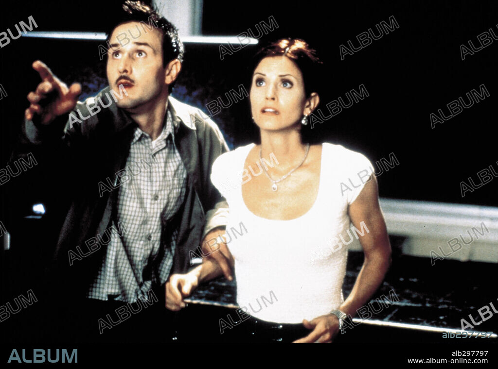 COURTENEY COX and DAVID ARQUETTE in SCREAM 2, 1997, directed by WES CRAVEN. Copyright DIMENSION FILMS.