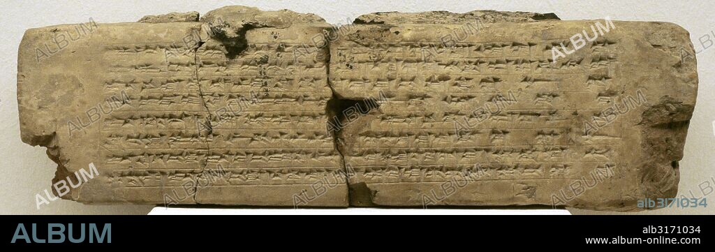 ARTE ANTIGUO. MESOPOTAMIA. IMPERIO CALDEO o NEOBABILONICO. Próximo Oriente. Ladrillo de arcilla con inscripción cuneiforme del reinado del rey caldeo de Babilonia Nabucodonosor II (c. 630-562 a. C.). Informa de la construcción de un palacio en la ciudad de Babilonia. Museo del Hermitage (The State Hermitage Museum). San Petersburgo. Rusia.