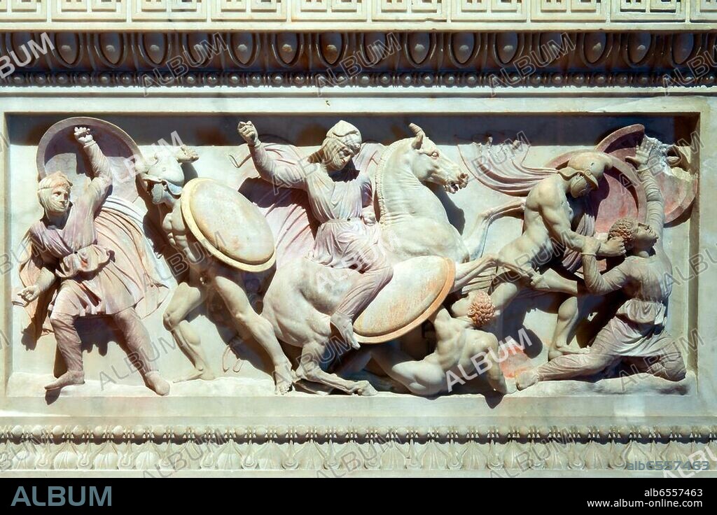 Türkei, Istanbul, Sultanahmet, Alexandersarkophag im Archäologischen Museum. Der bei weitem schönste Sarkophag barg den Leichnam des Königs Abdalonymos. Diese Szene zeigt König Abdalonymos. Er wirft als persisch gekleideter Ritter den Speer auf einen niedergestützten Griechen, der sich mit seinem Rundschild deckt. Osman Hamdi Bey fand dieses Meisterwerk der Grie.