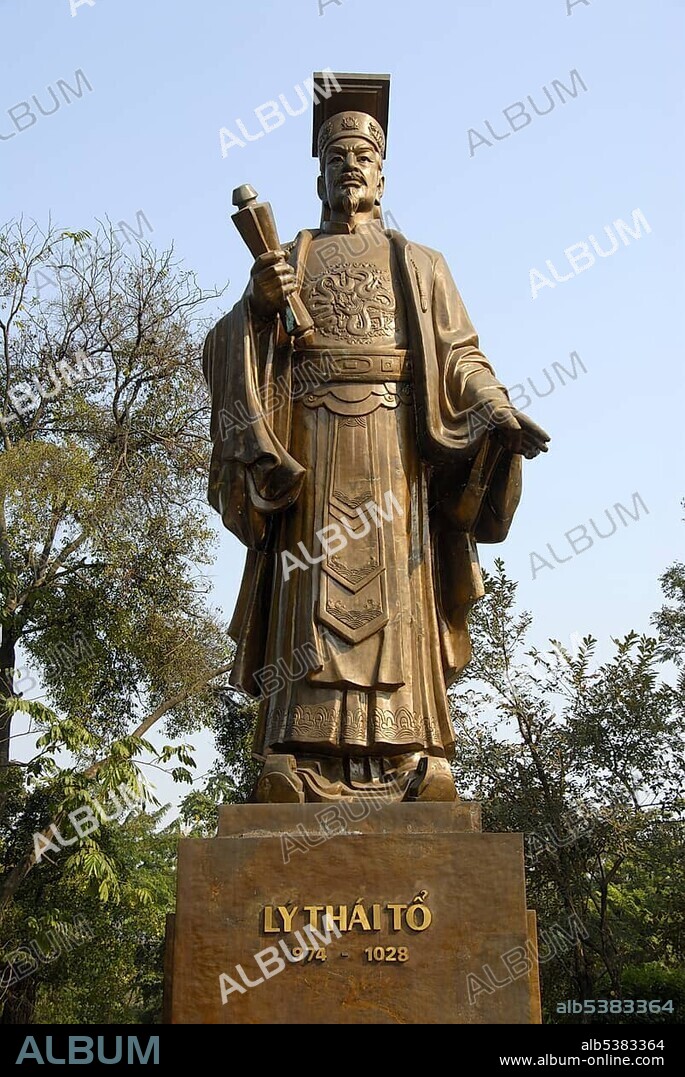 Bronze statue of Emperor Ly Thai To, Hanoi, Vietnam, Southeast Asia, Asia.