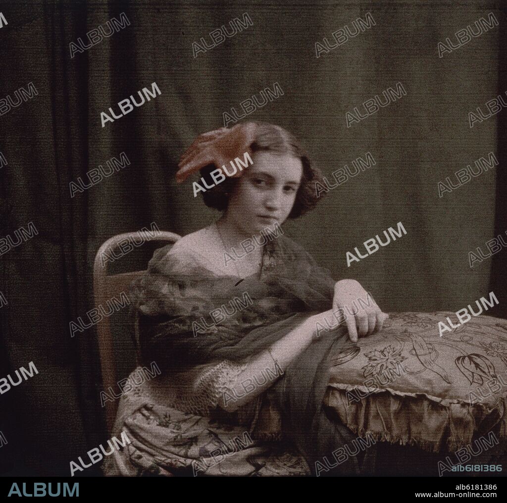 RETRATO FEMENINO DE FINALES DEL SIGLO XIX - FERROPRUSIATO.