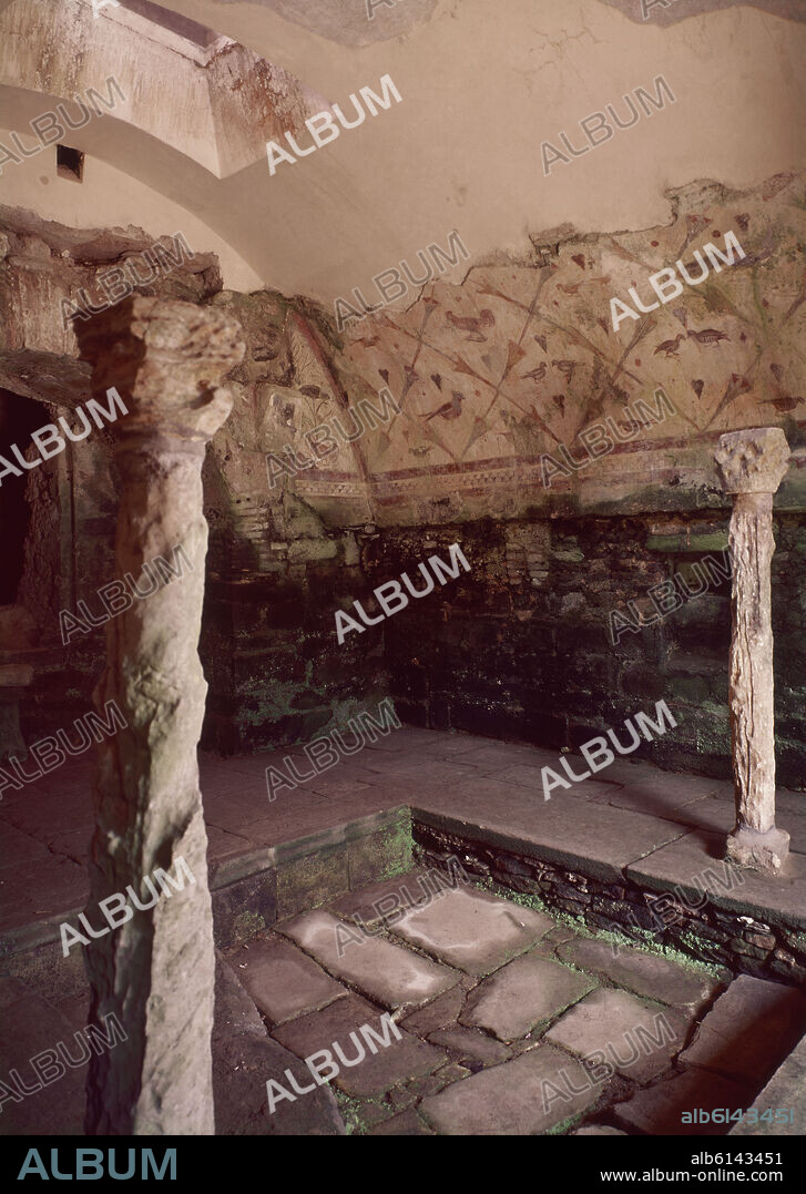 INTERIOR-NINFEO CON FRESCOS DE AVES Y TEMAS DECORATIVOS GEOMETRICOS.