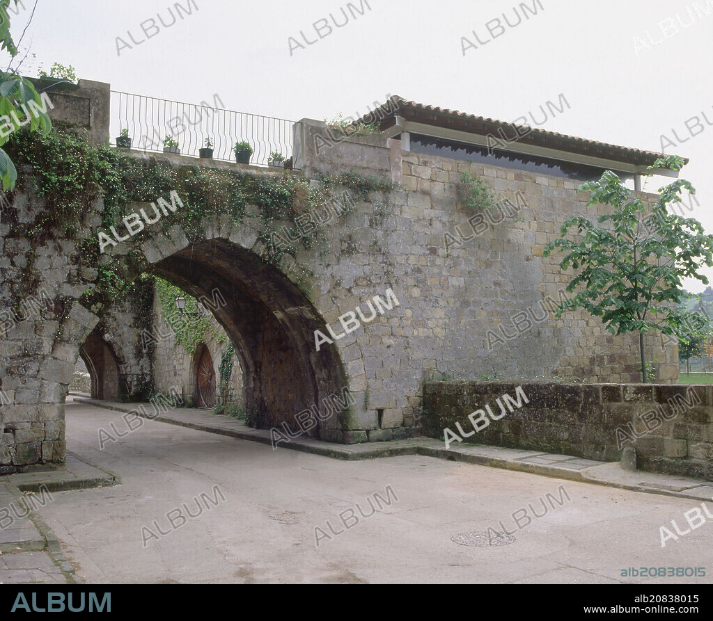 ARCO DE ENLACE DE LOS DOS TORREONES - S XV.