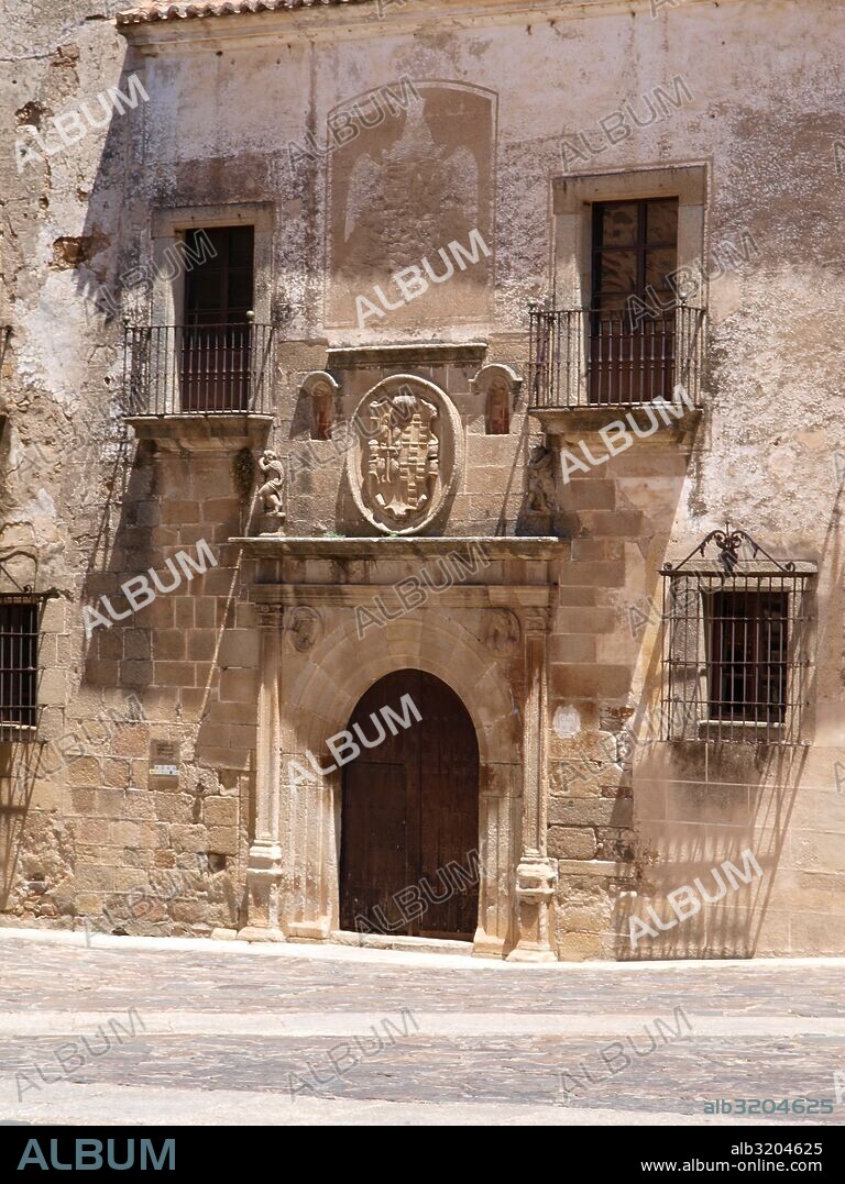 PALACIO DE HERNANDO DE OVANDO (S. XVI), FACHADA. EN LA PLAZA DE SANTA MARIA  CACERES, EXTREMADURA.