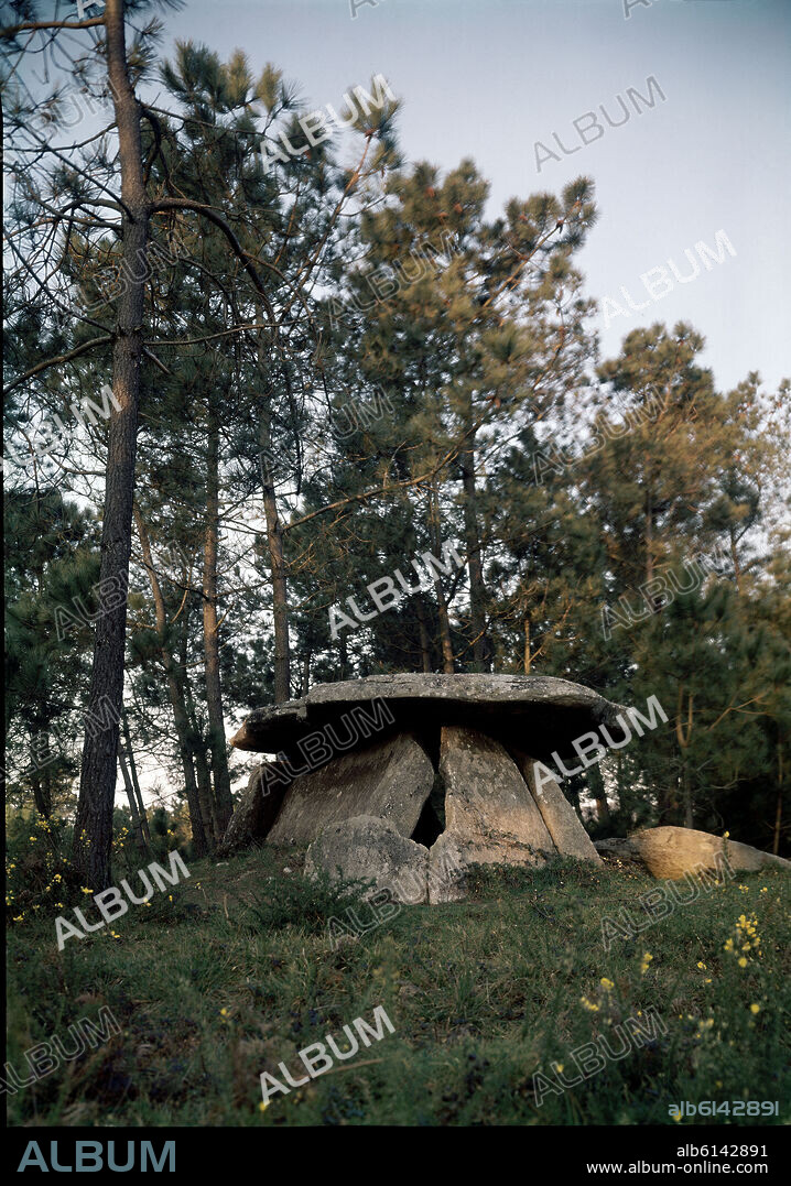 DOLMEN DE DOMBATE.