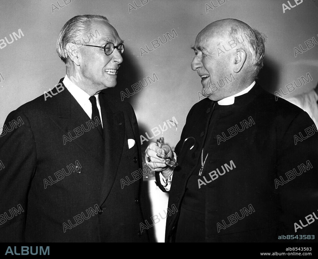 Orig.bildtext... NOEL-BAKER GUEST OF HONOUR AT UNITED NATIONS LUNCHEON. Mr Philip Noel-Baker, Lobour M.P. for Derby South, Britain's Nobel Prize winner, was the guest of honour at today United Nations Associations, Nobel Peace Prize luncheon, held at Quaglino's. Picture shows: -Philip Noel-Baker chats with the Archbishop of Canterbury Dr Ficher at todays luncheon. Nobels fredspris 1959 persons: Philip Noel-Baker sites: STORBRITANNIEN.