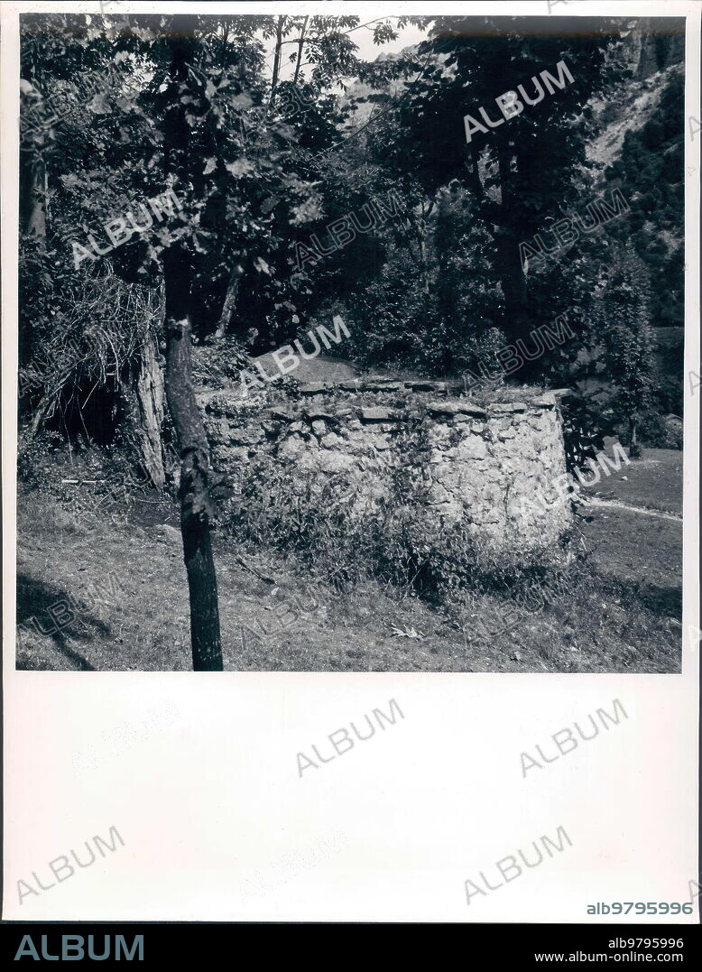 1950. "El Chorco" trap to hunt live wolves, in the Cares Basin, which has existed since the 16th century in Corona, in the Valdeón valley (León).