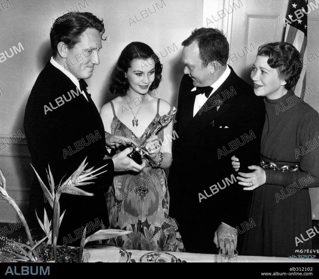FAY BAINTER, SPENCER TRACY, THOMAS MITCHELL y VIVIEN LEIGH. 12ª Edición de los Premios Oscar (1940). Vivien Leigh premiada como mejor actriz por "Lo que el viento se llevó". La acompañan los actores Thomas Mitchell, Spencer Tracy y Fay Bainter. 1940