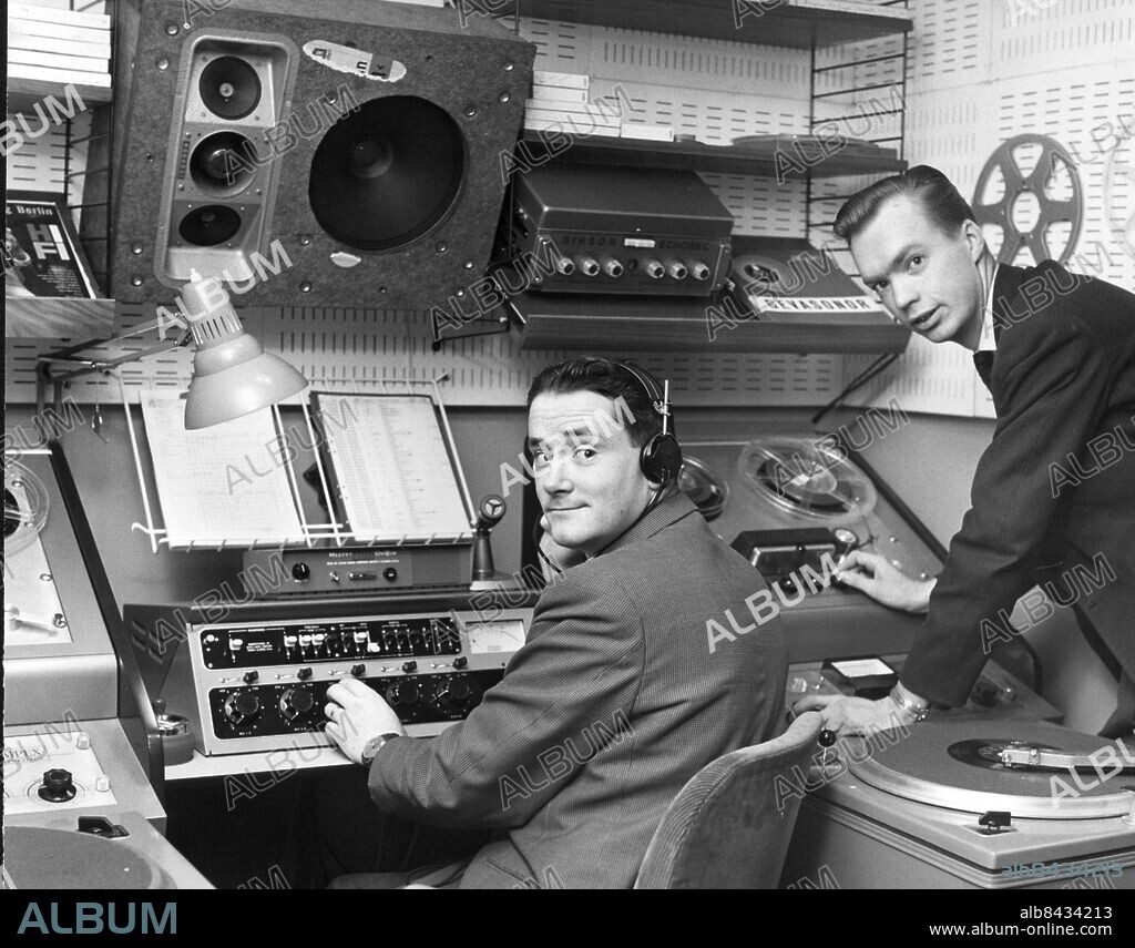 ARKIV -19601118 - Radiosändning från Radio Nords båt "Bon Jour". Bengt Törnkrantz och Lars Klettner.. Foto: Jan Delden Kod: 10. COPYRIGHT SCANPIX SWEDEN.
