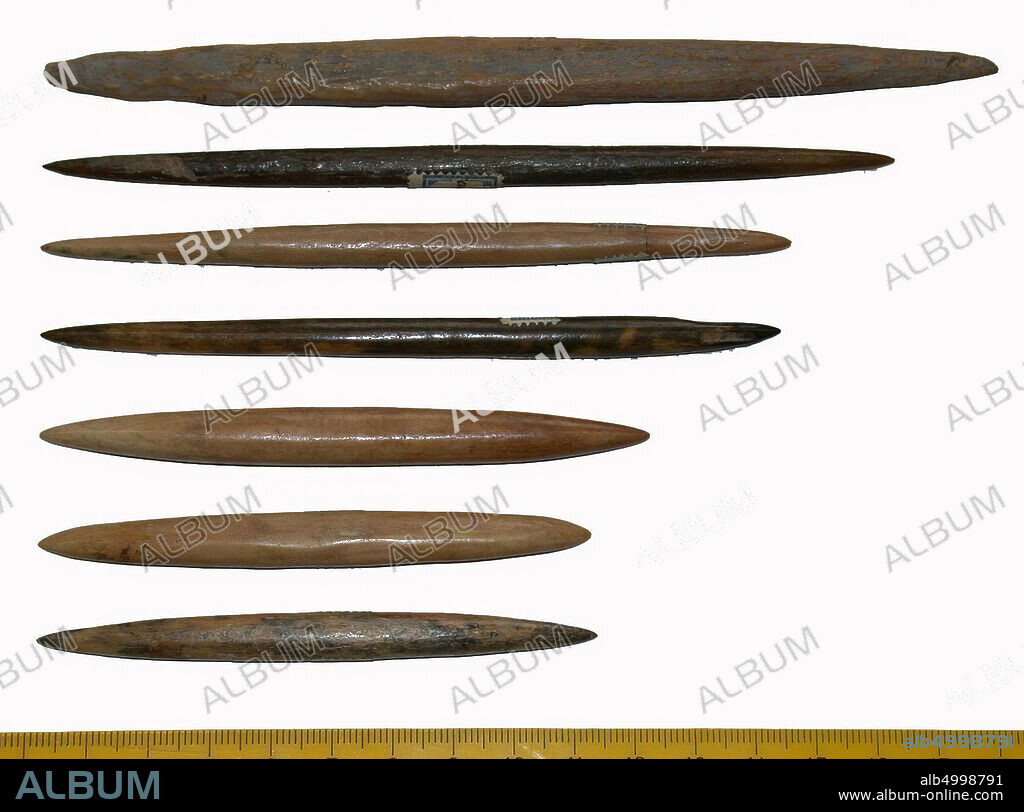 The Netherlands Middle Ages, pivot, weaving stick, organic, bone, 10.11 x 0.99 x 0.87 cm, vmec, the Netherlands, Friesland, Ferwerderadiel, Hallum.