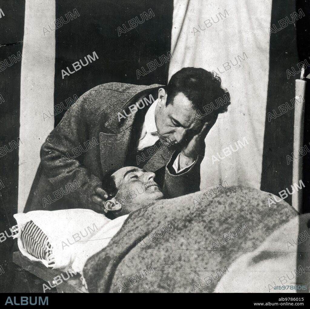 Talavera de la Reina, 05/16/1920. Ignacio Sánchez Mejías cries over the corpse of Joselito, killed by a goring in the belly of the fifth bull, "Bailador".