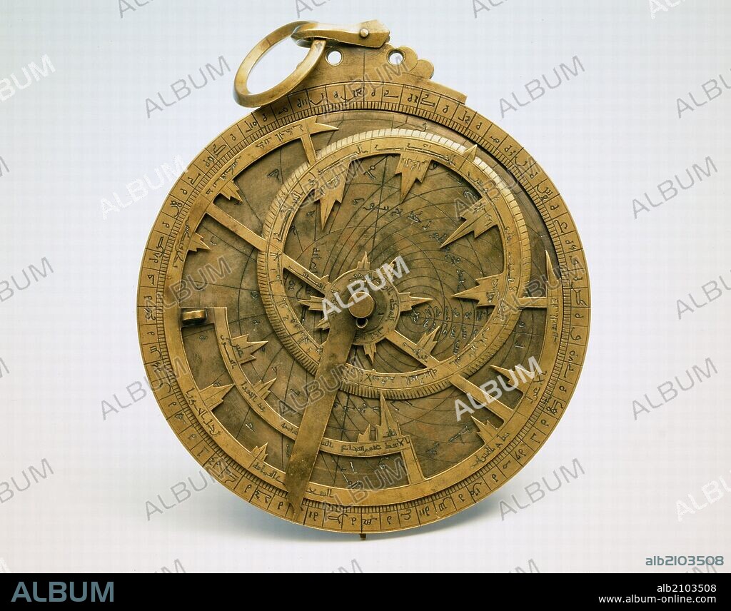 ASTROLABE. GALBANOPLASTIC COPY. INV. 1277. DIAMETER 19.8 CM. THICKNESS 0.9 CM MUSLIM. (EXHIBITION: SPANISH ISLAMIC ART) (LOCATION: NAVAL MUSEUM).