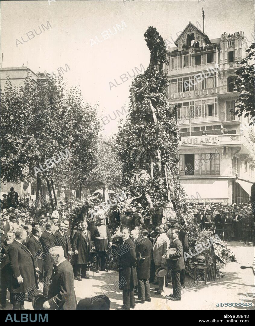 September 8, 1919. Barcelona. Rafael Casanova's Anniversary. The town hall placing a wreath on the statue of the "Conseller en Cap".