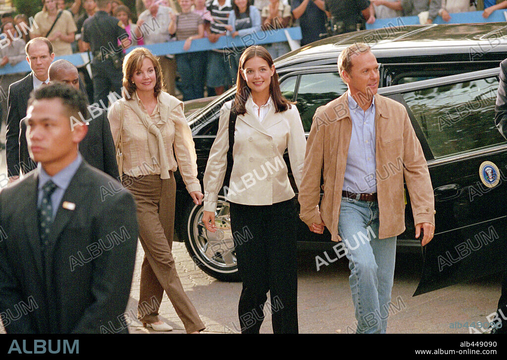 KATIE HOLMES, MARGARET COLIN and MICHAEL KEATON in FIRST DAUGHTER, 2004, directed by FOREST WHITAKER. Copyright 20TH CENTURY FOX / LOSS, CHRISTINE.