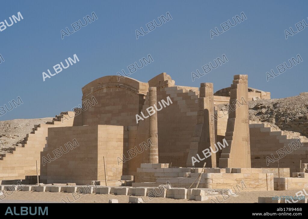 Egypt. Saqqara. Djoser's complex. Temple of the three fluted columns or T Temple, located in the middle of the wall that delimits the large patio. Old Kingdom.