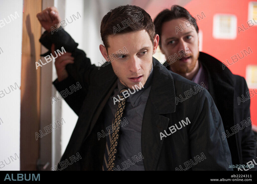 JAMES MCAVOY y JAMIE BELL en FILTH: EL SUCIO, 2013 (FILTH), dirigida por JON S. BAIRD. Copyright STEEL MILL PICTURES.