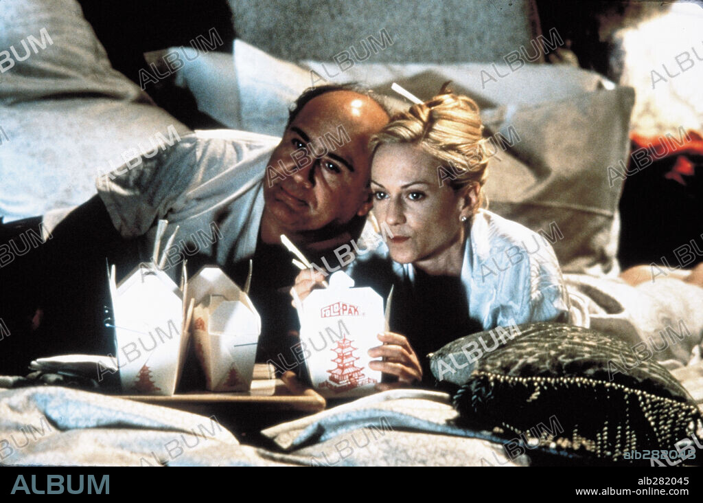 DANNY DEVITO and HOLLY HUNTER in LIVING OUT LOUD, 1998, directed by RICHARD LAGRAVENESE. Copyright NEW LINE CINEMA.