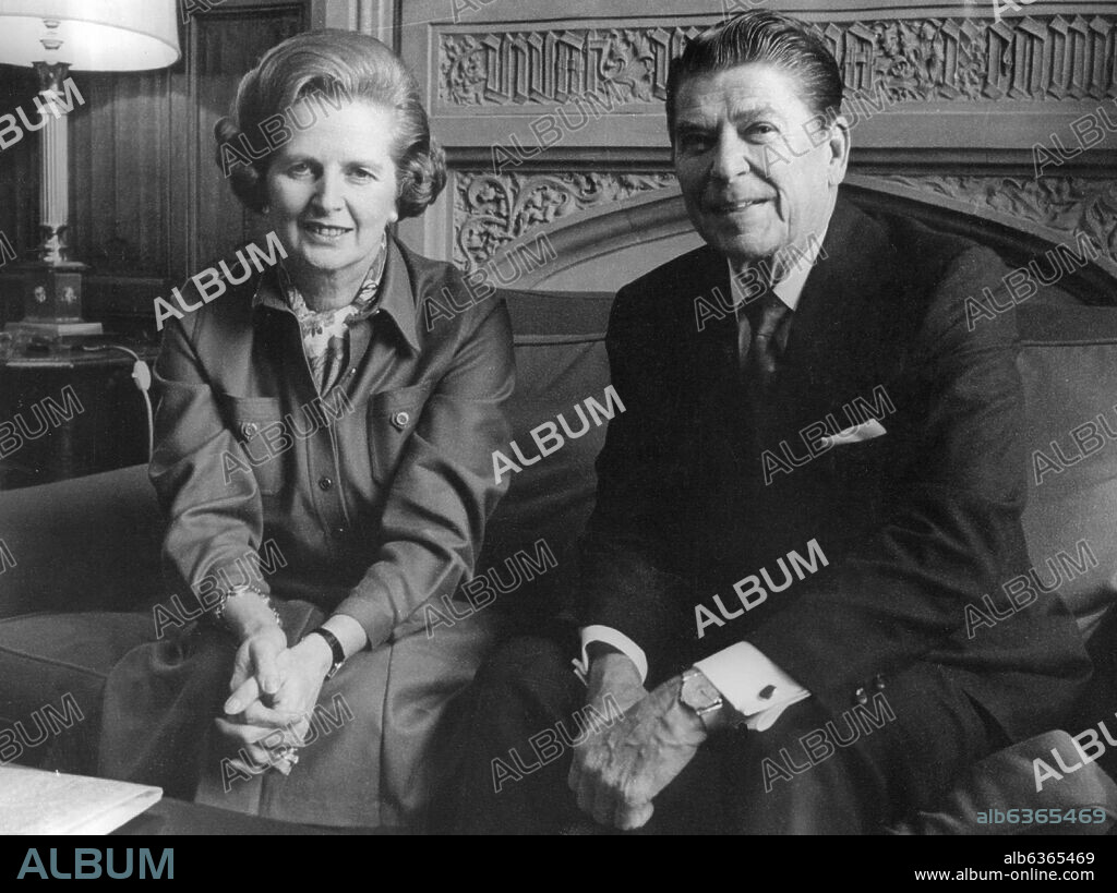 MARGARET THATCHER Y RONALD REAGAN EN UNA REUNION EN EL AÑO 1978.
