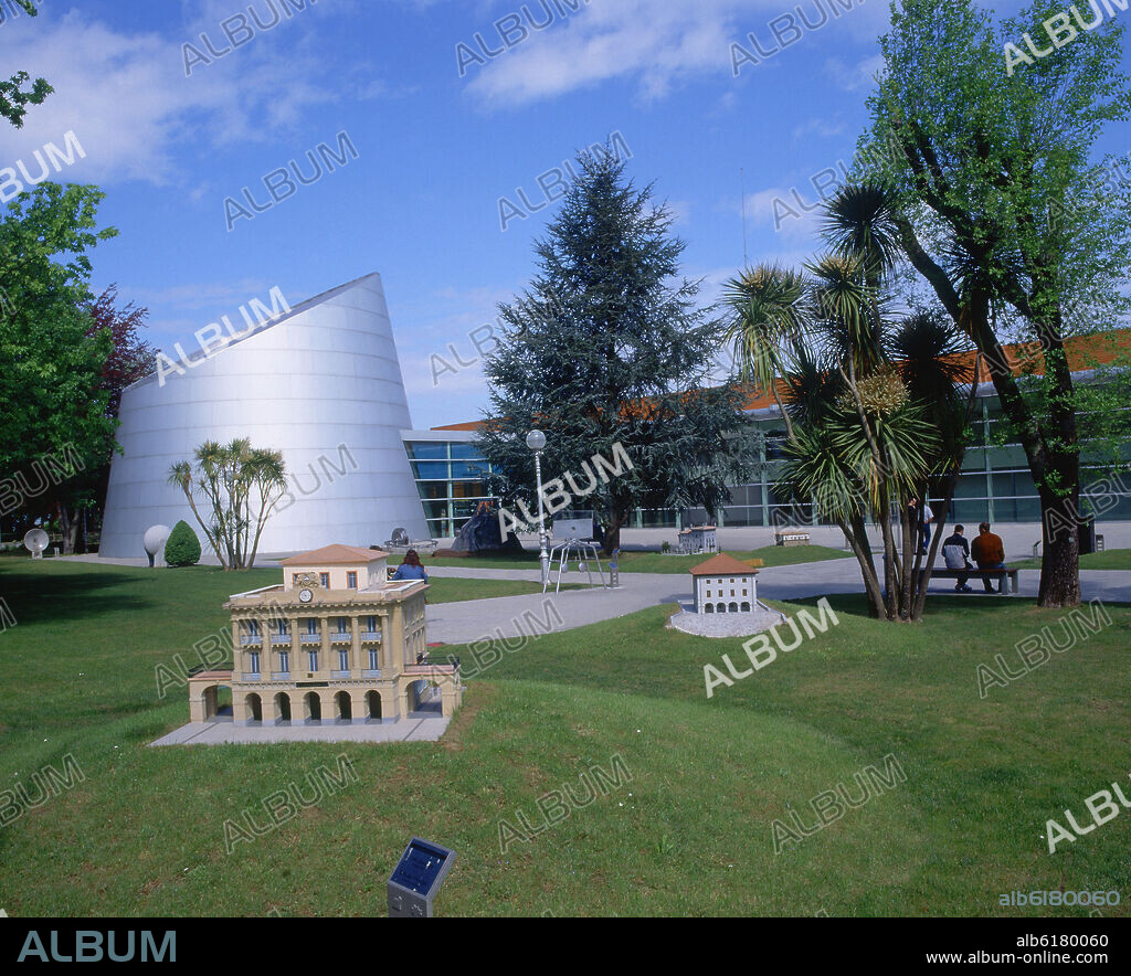 MAQUETA DE LA BIBLIOTECA MUNICIPAL ANTIGUO AYUNTAMIENTO DE SAN SEBASTIAN - FOTO AÑOS 00.