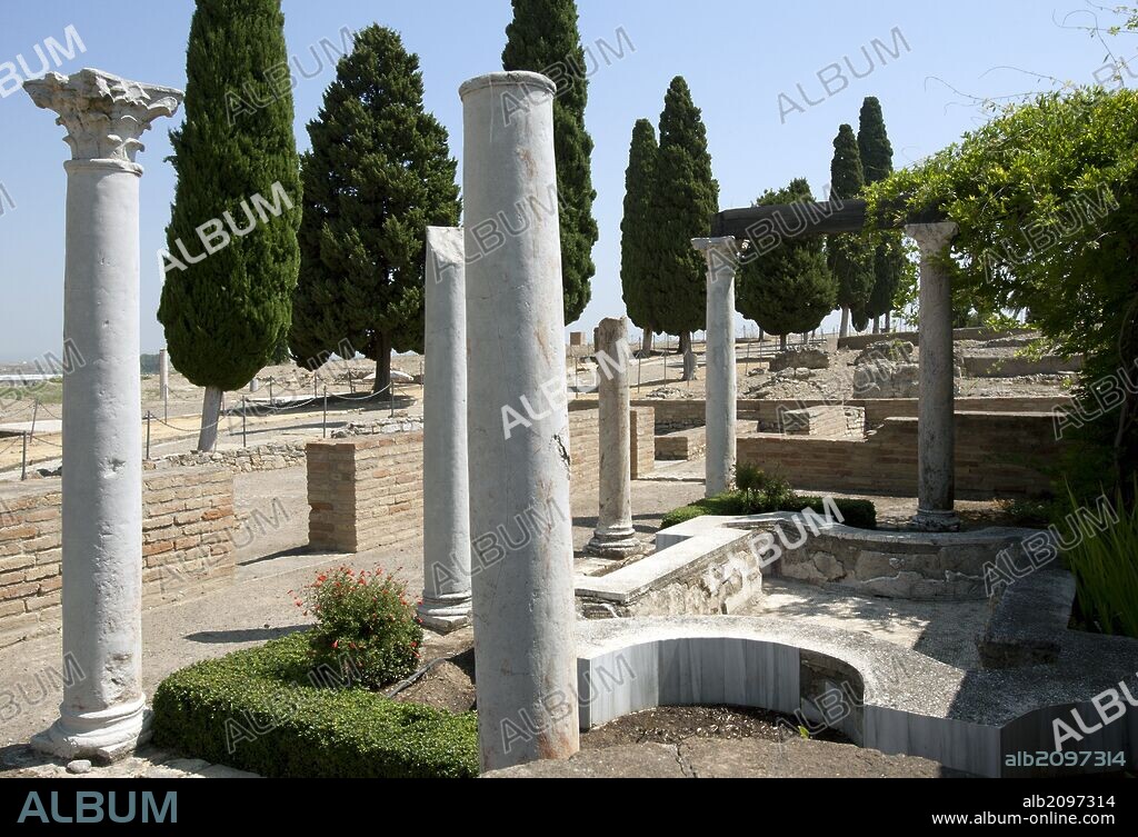 ARTE ROMANO. ESPAÑA. ITALICA. Ciudad fundada hacia 206 a. C., por iniciativa de Cornelio Escipión. Casa de los pájaros. Domus romana señorial. Restos de la fuente adjunta al peristilo porticado. Santiponce. Provincia de Sevilla. Andalucia.