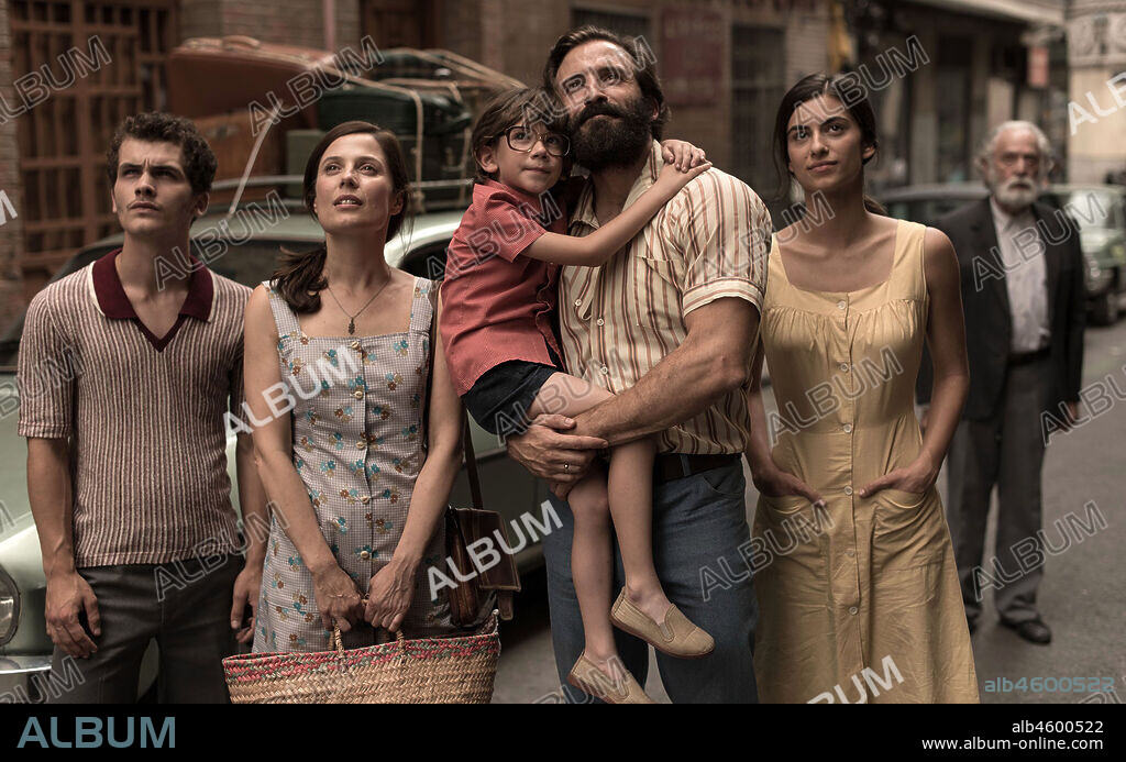 BEA SEGURA, IVAN RENEDO y SERGIO CASTELLANOS en MALASAÑA 32, 2020, dirigida por ALBERT PINTO. Copyright WARNER BROS PICTURES.