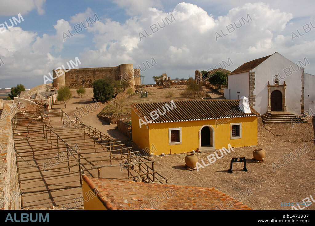 PORTUGAL. CASTRO MARIM. Vista de la población con el castillo, edificado en el S. XIII, en segundo término. El Algarve.