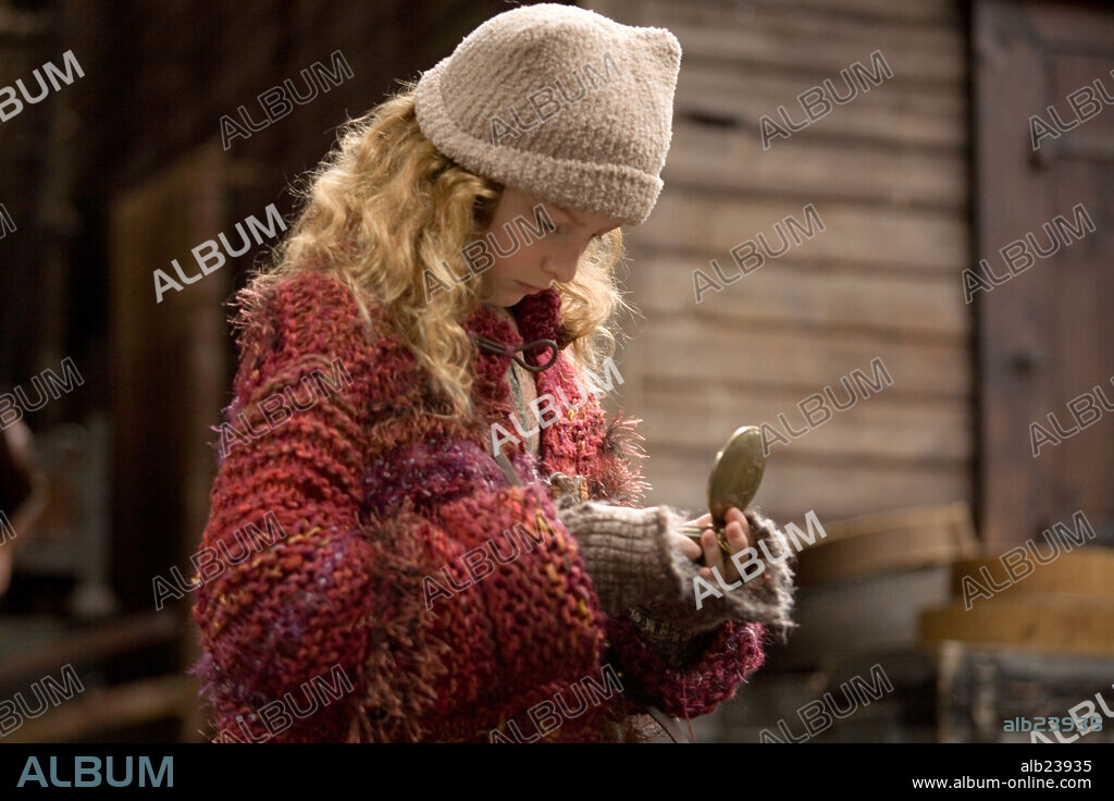 DAKOTA BLUE RICHARDS en LA BRUJULA DORADA, 2007 (THE GOLDEN COMPASS), dirigida por CHRIS WEITZ. Copyright NEW LINE CINEMA/SCHOLASTIC PRODUCTIONS/DEPTH OF FIELD/INGENI.