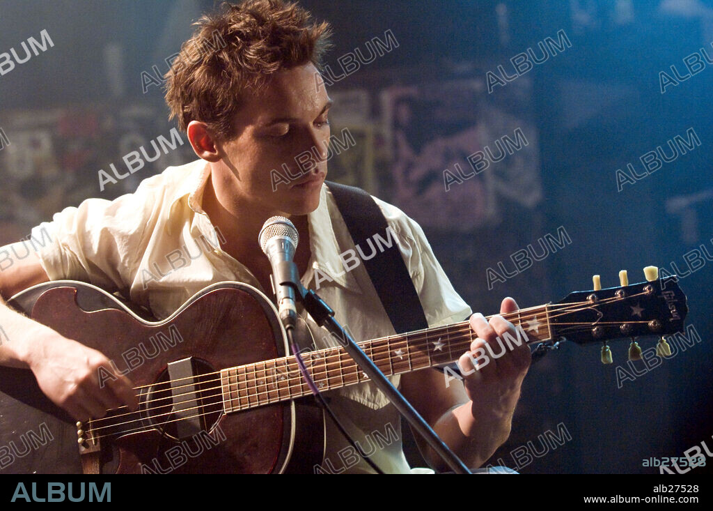JONATHAN RHYS MEYERS in AUGUST RUSH, 2007, directed by KIRSTEN SHERIDAN. Copyright CJ ENTERTAINMENT/ODYSSEY ENTERTAINMENT/SOUTHPAW ENTERTAINMEN / GENSER, ABBOT.