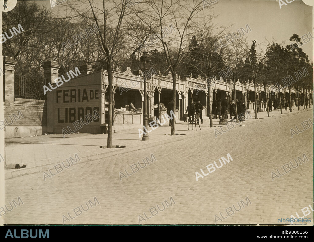 Madrid, 1927 (CA.) Casetas de libros en la Cuesta de Moyano durante la Feria del Libro.