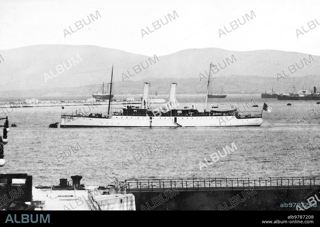 11 octubre 1910. Los Reyes Destronados en Gibraltar. El Yate "Amelia" en el cual Salieron de Portugal los Reyes, fondeado en la bahía de Gibraltar.