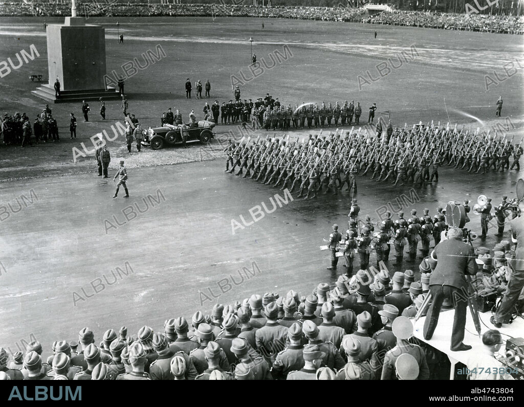 'Defile du Service du Travail devant Adolf HITLER (1889-1945) pendant le Congres de Nuremberg.' Photographie par anonyme. Credit : Collection NBL/KHARBINE-TAPABOR.