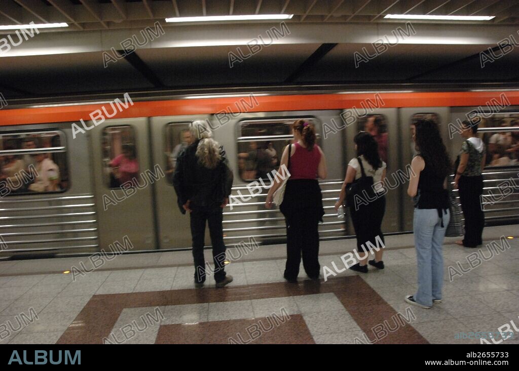 LLegada del METRO a la estación. Atenas. Grecia.