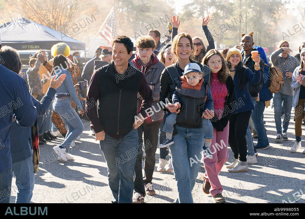 MARK WAHLBERG and MICHELLE MONAGHAN in THE FAMILY PLAN, 2023, directed by SIMON CELLAN JONES. Copyright Apple Original Films Skydance Media.