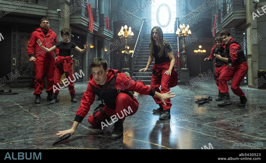 HOVIK KEUCHKERIAN, ITZIAR ITUÑO, JAIME LORENTE, MIGUEL HERRAN, RODRIGO DE LA SERNA und URSULA CORBERO in HAUS DES GELDES, 2017 (LA CASA DE PAPEL), unter der Regie von ALEX PINA. Copyright ATRESMEDIA/ NETFLIX.
