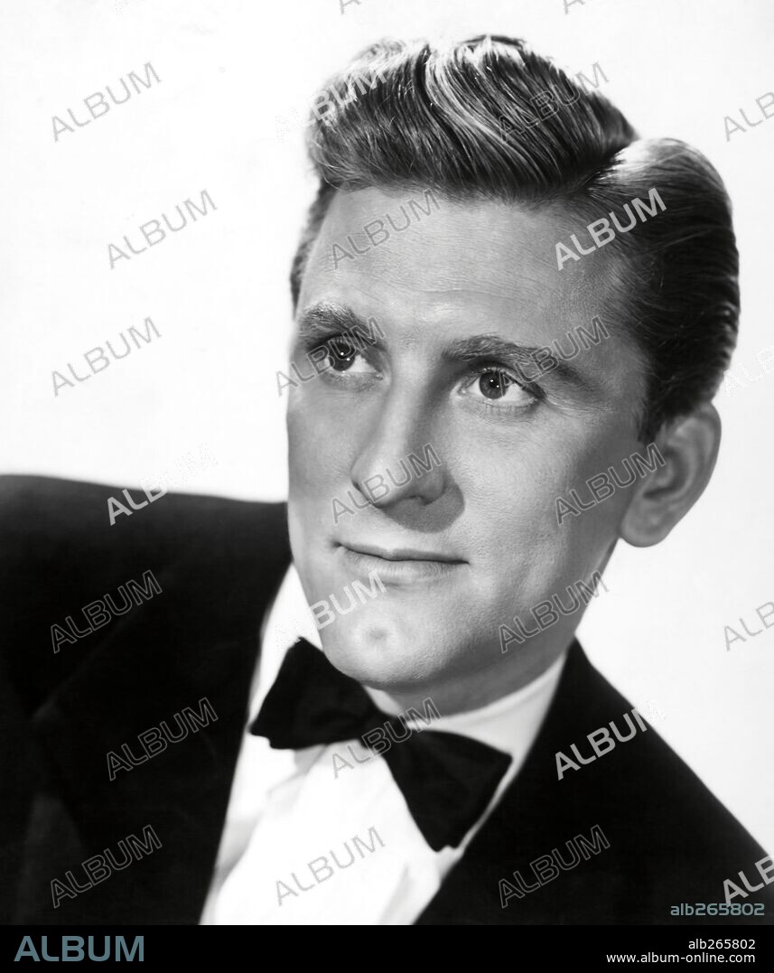 KIRK DOUGLAS en CARTA A TRES ESPOSAS, 1949 (A LETTER TO THREE WIVES), dirigida por JOSEPH L. MANKIEWICZ. Copyright 20TH CENTURY FOX.