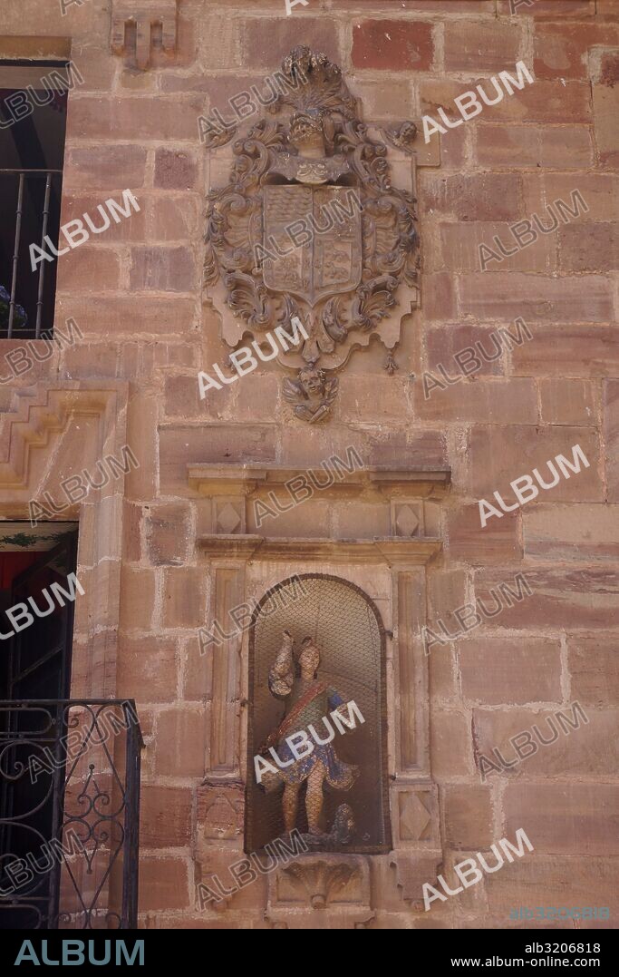 PALACIO DEL ANGEL. DETALLE DE ESCUDO Y FIGURA DE SAN MIGUEL EN LA FACHADA.  . EZCARAY, LA RIOJA.