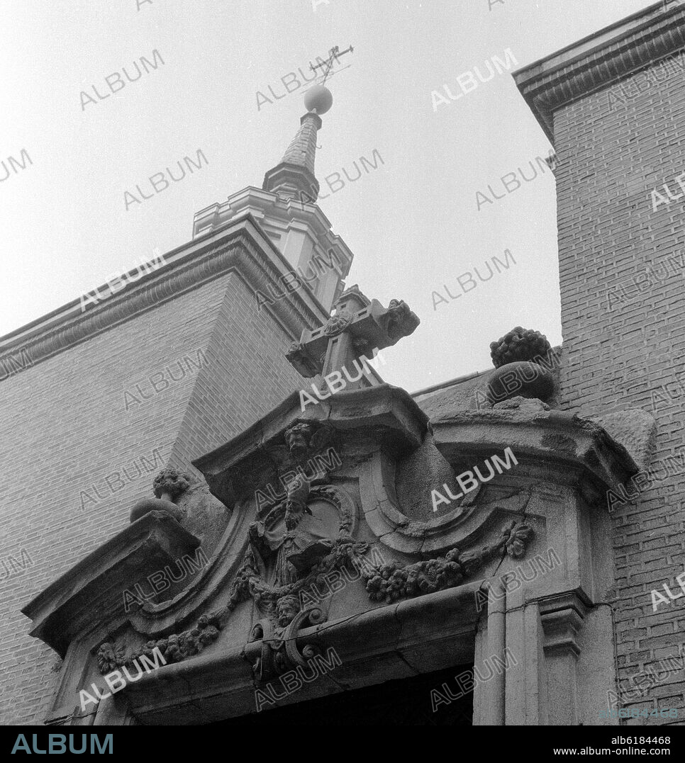 LUIS SALVADOR CARMONA. RELIEVE DE LA PORTADA BARROCA QUE REPRESENTA A SAN NICOLAS - SIGLO XVIII - FOTOGRAFIA EN BLANCO Y NEGRO - AÑOS 60.