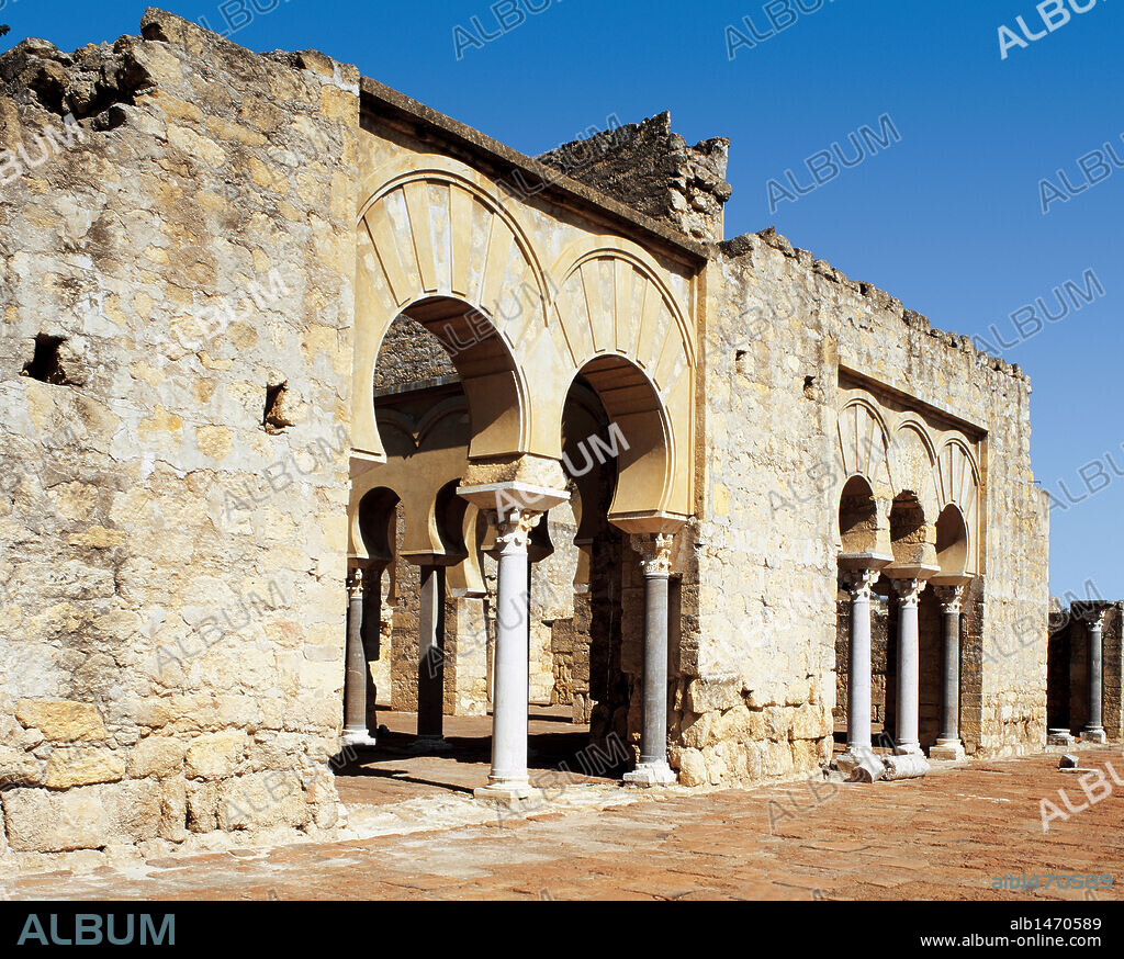 ARTE ISLAMICO. EPOCA OMEYA. ESPAÑA. MEDINA AZAHARA. Vista de la fachada de la CASA DE LOS VISIRES, destinada al uso burocrático, y que posee arcos de herradura. Antigua ciudad palatina del califa omeya Abd-er-Rahman III. En el año 936 se inició su construcción, concluyéndose las obras en el 960. Provincia de Córdoba. Andalucía.