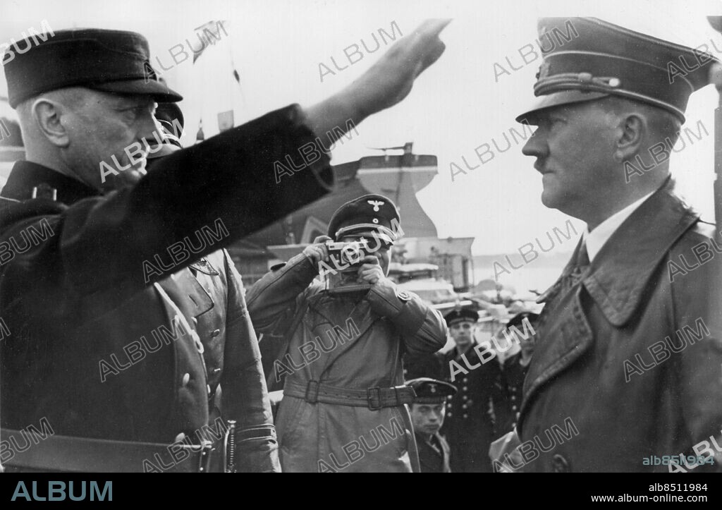Orig. bildtext... MEMELS FESTLICHER EMPFANG FÜR DEN FÜHRER. Nach seinem Eintreffen wird der Führer auf dem Theaterplatz von SS.-Oberführer Dr. Neumann begrüsst. 23.3.39. Anm. Memel, staden Klaipeda, i det tidigare tyska Ostpreussen, från 1924 under Litauen. I mars 1939 annekterade Tyskland området. Hitlerhälsningar CD684 persons: ADOLF HITLER sites: LITAUEN;MEMEL;BALTIKUM;TYSKLAND.