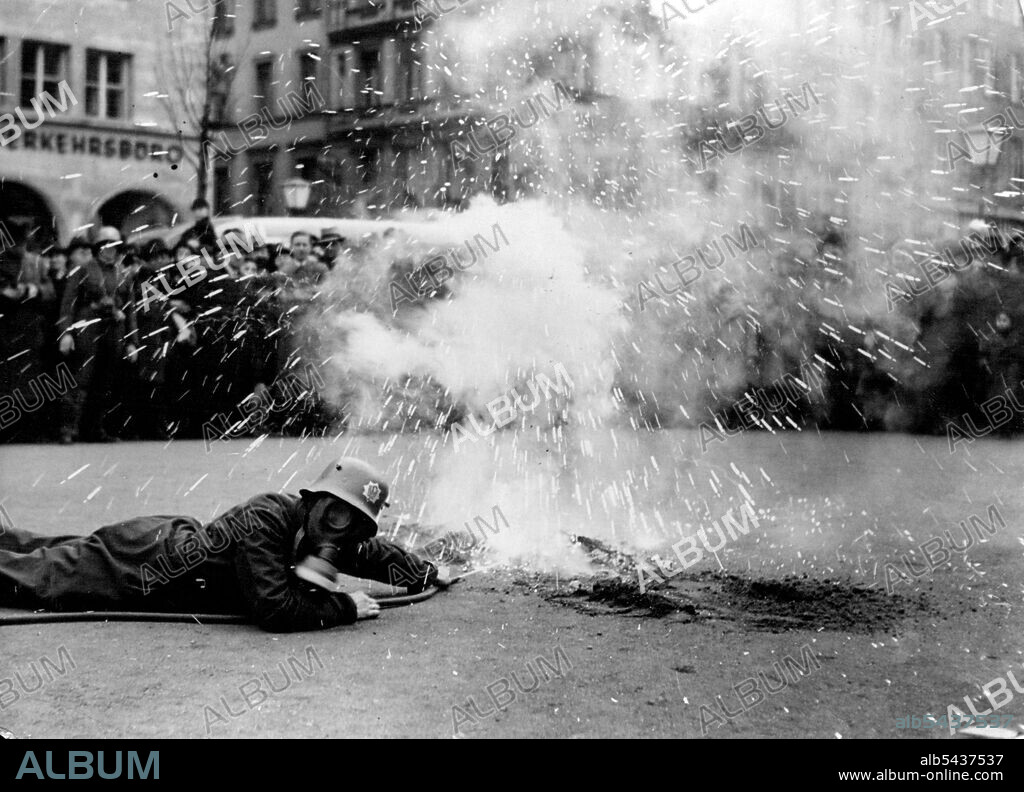 An incident during the German Air Defence League demonstration in the famous Unter den Lindon, Berlin, recently, when a great ***** was held in the *****. March 19, 1937.;An incident during the German Air Defence League demonstration in the famous Unter den Lindon, Berlin, recently, when a great ***** was held in the *****.