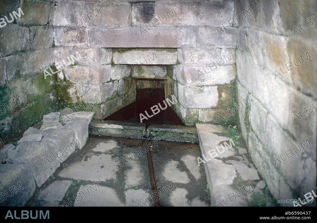 Brunnentempel Su Tempiesu, Wasserbecken. Nuraghen-Kultur, Ende 2.Jt.v.Chr., bei Orune, Italien, Sardinien, Prov.Nuoro. Holy spring temple Su Tempiesu, fountain. Nuragic culture, c. end of 2nd milleniu.