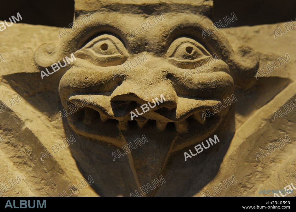 ARTE MEDIEVAL. ROMANICO. PROXIMO ORIENTE. Capitel decorado con cabeza de monstruo y hojas de acanto. La Iglesia de la Anunciación de Nazaret. Siglo XII. Piedra caliza. Museo Rockefeller (Museo Arqueológico). Jerusalén. Israel.