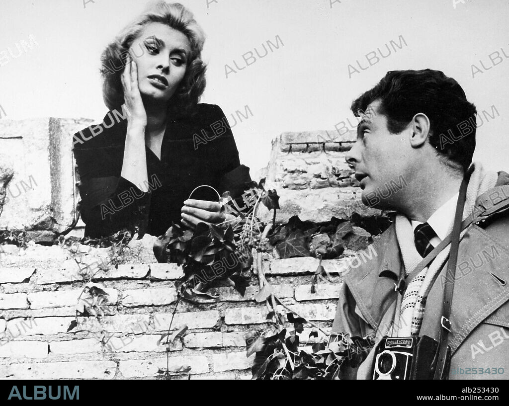 MARCELLO MASTROIANNI y SOPHIA LOREN en LA SUERTE DE SER MUJER, 1956 (LA FORTUNA DI ESSERE DONNA), dirigida por ALESSANDRO BLASETTI.