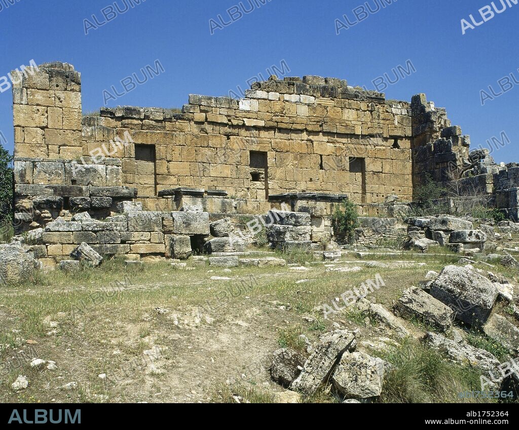 ARTE ROMANO. ASIA MENOR. TURQUIA. HIERAPOLIS. Fundada por Eumenes II, rey de Pérgamo, en el S. II a. C. y destruida por los terremotos de los años 17 y 60. Debido a las propiedades terapéuticas de sus aguas fue un importante centro curativo. Vista general de los muros exteriores del NINFEO, de época romana. Pamukkale. Península Anatólica.