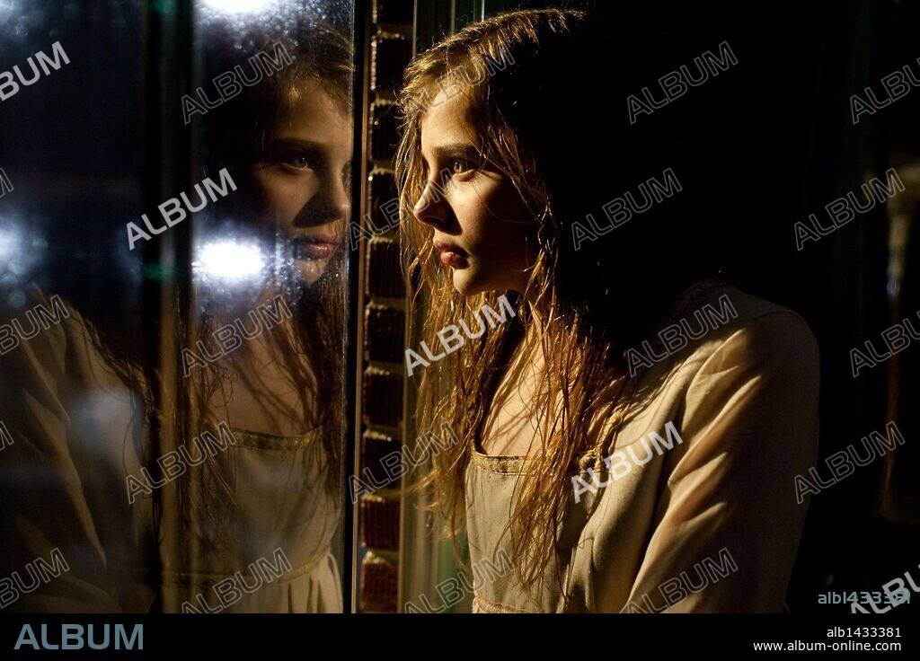 CHLOE GRACE MORETZ en DEJAME ENTRAR, 2010 (LET ME IN), dirigida por MATT REEVES. Copyright HAMMER FILM PRODUCTIONS.