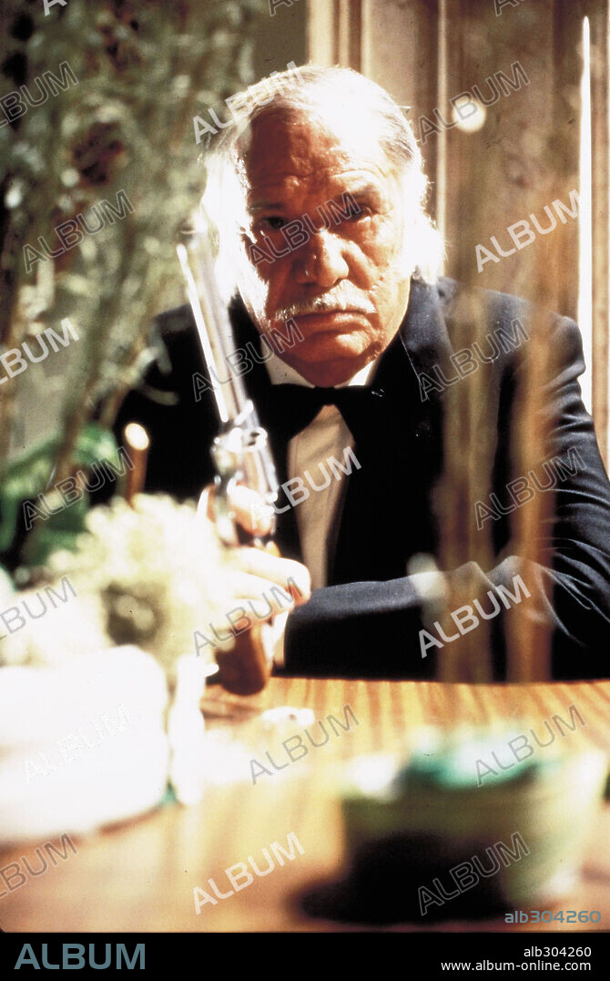 FRANCISCO RABAL en AIRBAG, 1997, dirigida por JUANMA BAJO ULLOA. Copyright ASEGARCE ZINEMA Y MAREA FILMS.