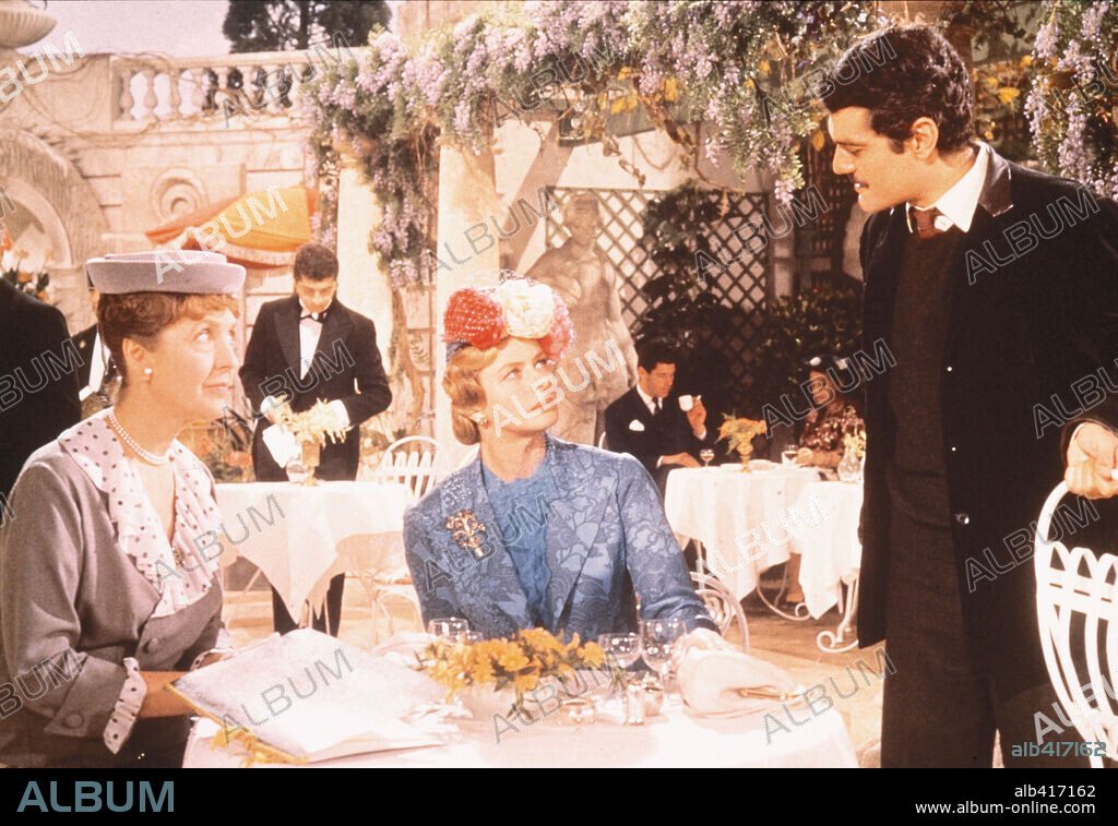 INGRID BERGMAN, JOYCE GRENFELL and OMAR SHARIF in THE YELLOW ROLLS ROYCE, 1964, directed by ANTHONY ASQUITH. Copyright M.G.M.