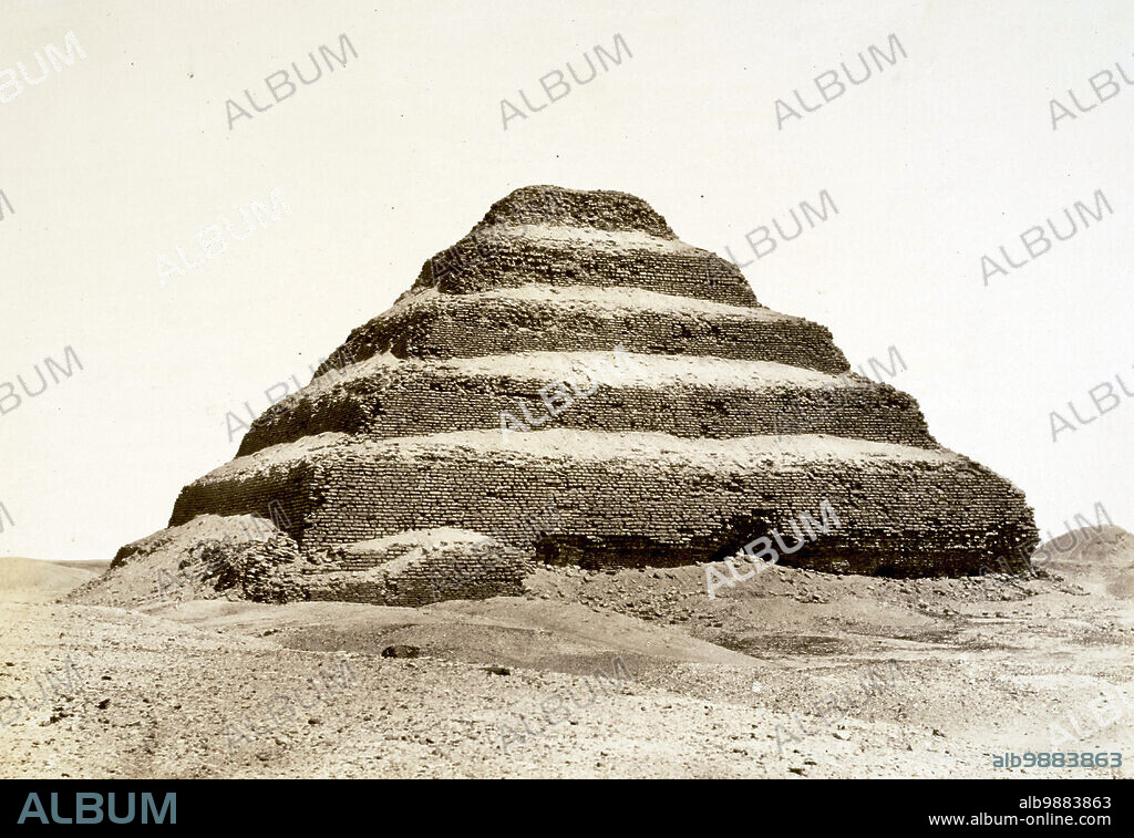 Die Stufenpyramide des altagyptischen Konigs Djoser, Djoser-Pyramide, auch Netjerichet-Pyramide, aus der 3. Dynastie des Alten Reiches um 2700 v. Chr., 1870, Agypten, Historisch, digital restaurierte Reproduktion von einer Vorlage aus dem 19. Jahrhundert.