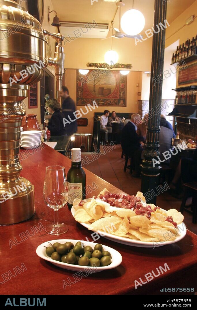 Bar "Taberna El Almendro"; especialidad de la casa: huevos estrellados con patatas y jamón.